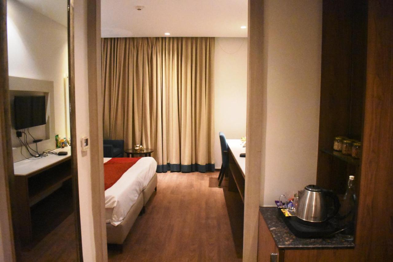 Lemonwood Suites By F9 Hotels - Trivoli Garden Chhatarpur Нью-Делі Екстер'єр фото